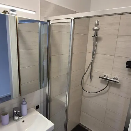 Prime -170m2 - 4x Einzelzimmer -2x Wc -2x Dusche -tiefgarage -wifi 公寓